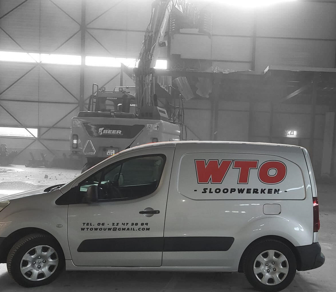 WTO Sloopwerken bedrijfsbus en sloopkraan